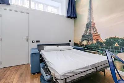 Un ou plusieurs lits dans un hébergement de l'établissement MyKeypers - Modern & Cozy Duplex 6P - Arc de Triomphe