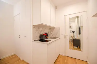 Cuisine ou kitchenette dans l'établissement Charming studio in the Marais