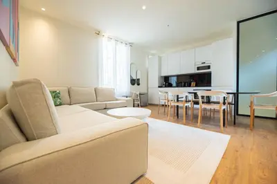 Télévision ou salle de divertissement dans l'établissement CIA - Chic Flat with AC few steps from Paris