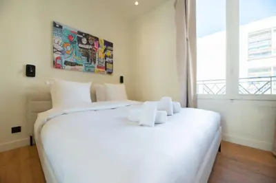 Un ou plusieurs lits dans un hébergement de l'établissement CIA - Chic Flat with AC few steps from Paris
