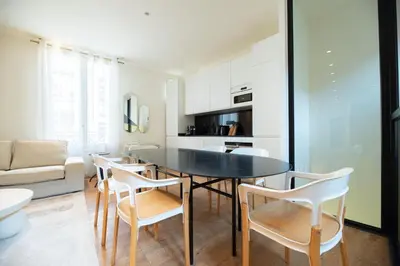 Cuisine ou kitchenette dans l'établissement CIA - Chic Flat with AC few steps from Paris