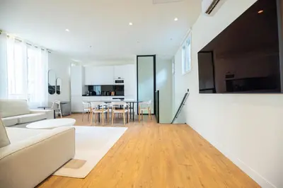 Télévision ou salle de divertissement dans l'établissement CIA - Chic Flat with AC few steps from Paris