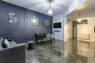 Télévision ou salle de divertissement dans l'établissement MyKeypers - Amazing Luxury Triplex 3BR 8P - Arc de Triomphe