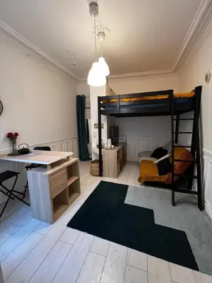 Un ou plusieurs lits dans un hébergement de l'établissement Studio cosy proche Père-Lachaise
