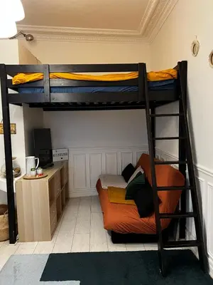 Coin salon dans l'établissement Studio cosy proche Père-Lachaise