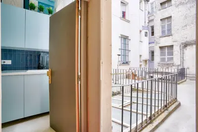 Cuisine ou kitchenette dans l'établissement Renovated studio in the heart of the Marais