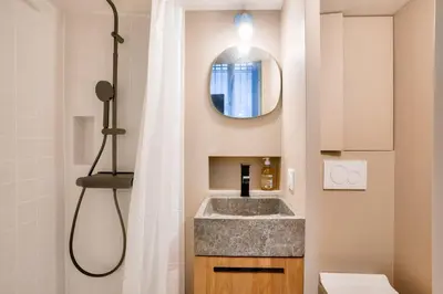 Salle de bains dans l'établissement Renovated studio in the heart of the Marais