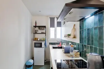 Cuisine ou kitchenette dans l'établissement Chic and modern studio close to Place d'Italie