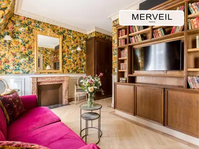 Télévision ou salle de divertissement dans l'établissement Merveil - Signature Suite - Champs Elysees - Alfred