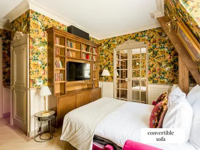 Télévision ou salle de divertissement dans l'établissement Merveil - Signature Suite - Champs Elysees - Alfred