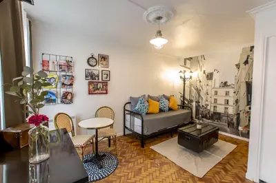 Coin salon dans l'établissement Appartement cozy en plein centre de Paris, près de l'Opéra Garnier