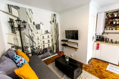 Télévision ou salle de divertissement dans l'établissement Appartement cozy en plein centre de Paris, près de l'Opéra Garnier