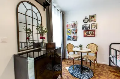 Coin salon dans l'établissement Appartement cozy en plein centre de Paris, près de l'Opéra Garnier