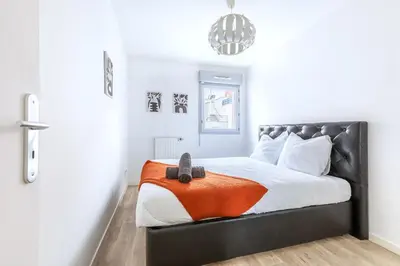 Un ou plusieurs lits dans un hébergement de l'établissement Triplex cosy à 20min des Champs Elysées