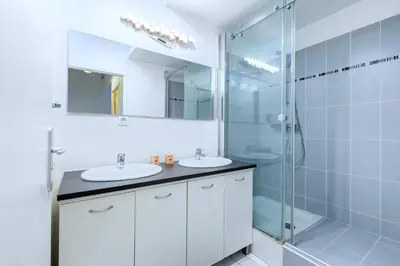 Salle de bains dans l'établissement Triplex cosy à 20min des Champs Elysées