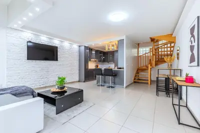 Cuisine ou kitchenette dans l'établissement Triplex cosy à 20min des Champs Elysées