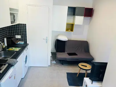 Cuisine ou kitchenette dans l'établissement Charmant studio fonctionnel à Issy-les-Moulineaux