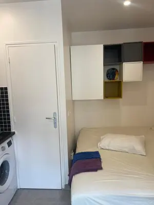Un ou plusieurs lits dans un hébergement de l'établissement Charmant studio fonctionnel à Issy-les-Moulineaux
