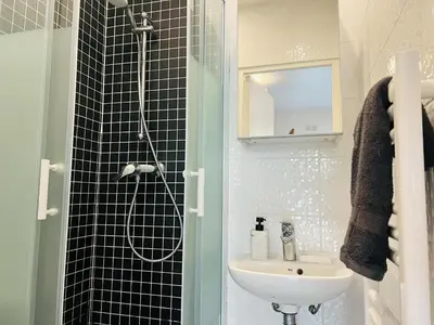 Salle de bains dans l'établissement Charmant studio fonctionnel à Issy-les-Moulineaux