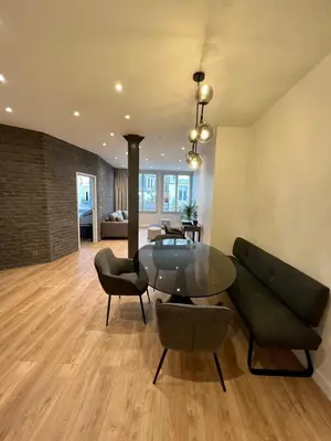 Coin salon dans l'établissement Spacious newly renovated loft with AC
