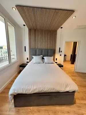 Un ou plusieurs lits dans un hébergement de l'établissement Spacious newly renovated loft with AC