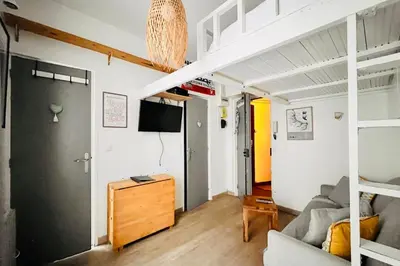 Télévision ou salle de divertissement dans l'établissement Appartement élégant entre Opéra et Saint-Lazare