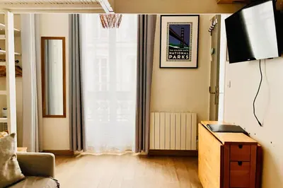 Télévision ou salle de divertissement dans l'établissement Appartement élégant entre Opéra et Saint-Lazare