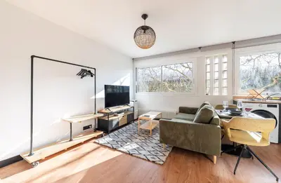 Télévision ou salle de divertissement dans l'établissement Mobility lease - Studio 10 minutes from Paris