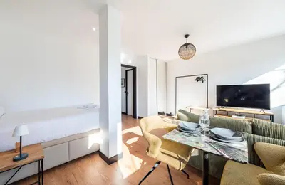 Télévision ou salle de divertissement dans l'établissement Mobility lease - Studio 10 minutes from Paris