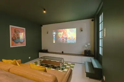 Télévision ou salle de divertissement dans l'établissement Mini Loft Buttes Chaumont