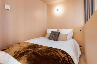 Un ou plusieurs lits dans un hébergement de l'établissement CozyStay - Luxury 1BR Champs Elysées