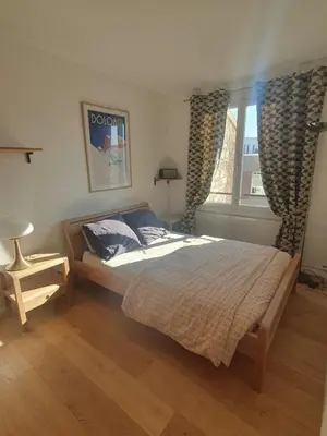 Un ou plusieurs lits dans un hébergement de l'établissement Cosy apartment with a magnificent view 10 min from Paris Exhibition Centre