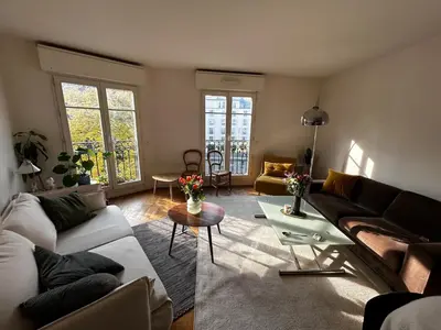 Coin salon dans l'établissement Spacious and bright apartment - Canal St-Martin