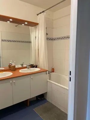 Salle de bains dans l'établissement Spacious and bright apartment - Canal St-Martin