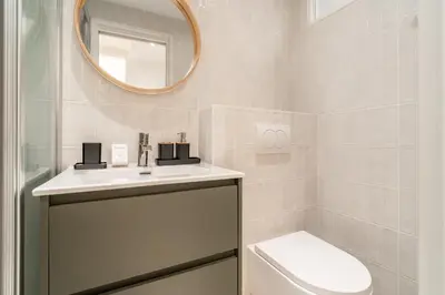 Salle de bains dans l'établissement Cozy Studio in Lively Neighborhood 3P