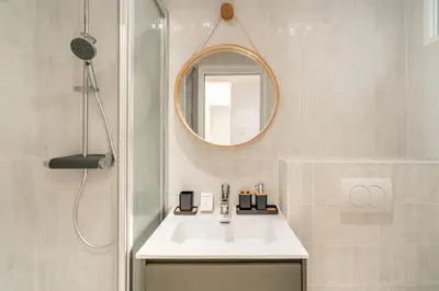 Salle de bains dans l'établissement Cozy Studio in Lively Neighborhood 3P