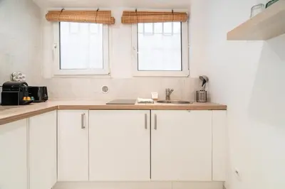 Cuisine ou kitchenette dans l'établissement Cozy Studio in Lively Neighborhood 3P
