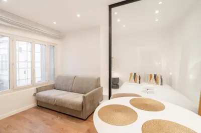 Un ou plusieurs lits dans un hébergement de l'établissement Cozy Studio in Lively Neighborhood 3P
