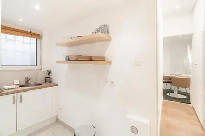 Cuisine ou kitchenette dans l'établissement Cozy Studio in Lively Neighborhood 3P