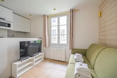 Télévision ou salle de divertissement dans l'établissement Cosy Nest - 2P - The 16th arrondissement