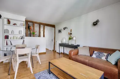 Coin salon dans l'établissement Stunning 1BR Flat with balcony near metro station