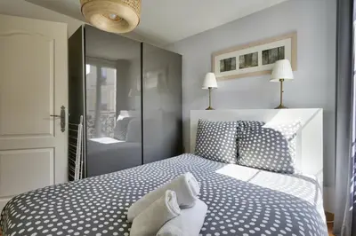 Un ou plusieurs lits dans un hébergement de l'établissement Stunning 1BR Flat with balcony near metro station
