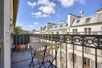 Balcon ou terrasse dans l'établissement Stunning 1BR Flat with balcony near metro station