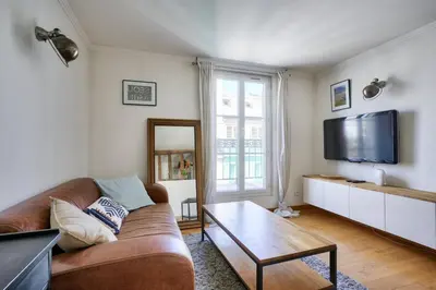 Télévision ou salle de divertissement dans l'établissement Stunning 1BR Flat with balcony near metro station
