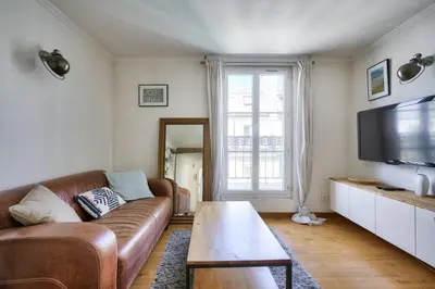 Télévision ou salle de divertissement dans l'établissement Stunning 1BR Flat with balcony near metro station
