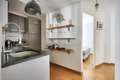 Cuisine ou kitchenette dans l'établissement Stunning 1BR Flat with balcony near metro station
