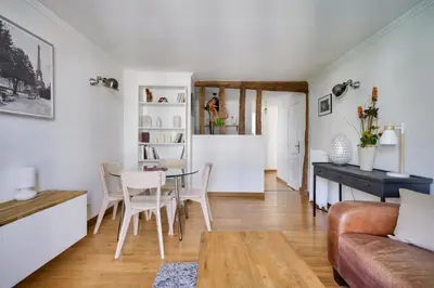 Coin salon dans l'établissement Stunning 1BR Flat with balcony near metro station