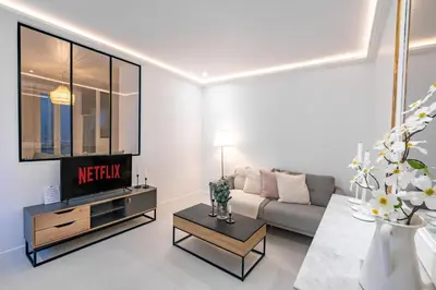 Télévision ou salle de divertissement dans l'établissement Haussmann Apartment - Champs-Élysées