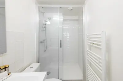 Salle de bains dans l'établissement Best Deal! Modern studio in vibrant area only 5 minutes by walk to metro - central location