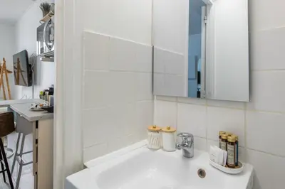 Salle de bains dans l'établissement Best Deal! Modern studio in vibrant area only 5 minutes by walk to metro - central location